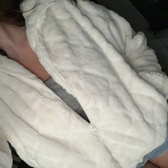 Cream color Teddy Jacket with Plush Texture cropped fit with zipper - Picture 10 of 12